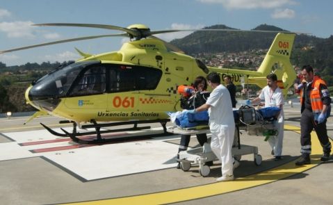 Helicóptero del 061 de Inaer, actual Babcock, en el Hospital Álvaro Cunqueiro de Vigo