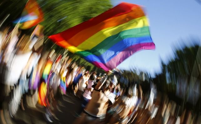 La bandera multicolor del colectivo LGBTI lideró la marcha de Madrid.