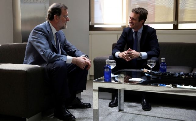 Mariano Rajoy y su sucesor en la presidencia del PP, Pablo Casado, en una reunión el 23 de julio de 2018. Foto: EFE/PP/Tarek