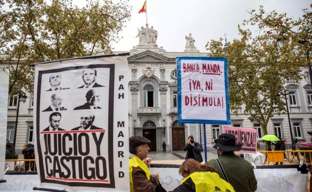 Grupos de personas se concentraron hoy ante la sede del Tribunal Supremo. EFE/Rodrigo Jiménez