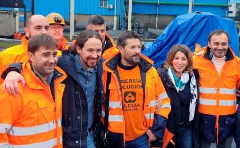 Pablo Iglesias y Yolanda Díaz con los trabajadores de Alcoa en A Coruña. Foto: Comité de Empresa Alcoa