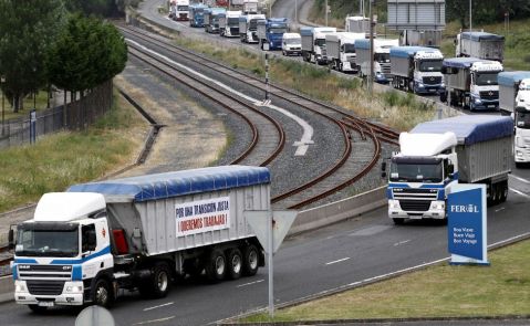 Transportistas del carbón de Endesa en As Pontes / EFE