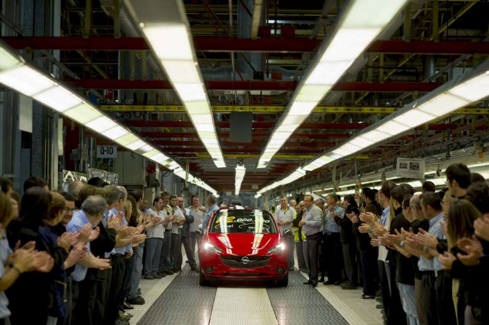 Empleados de la fábrica de Opel en Figueruelas celebran la salida de un Opel Corsa rojo de quinta generación. | EFE