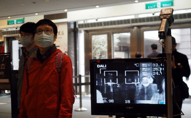 Un escáner término en el aeropuerto de Taipei, Taiwán, para mediar la temperatura de los pasajeros por el coronavirus, el 2 de marzo de 2020 | EFE/EPA/DC