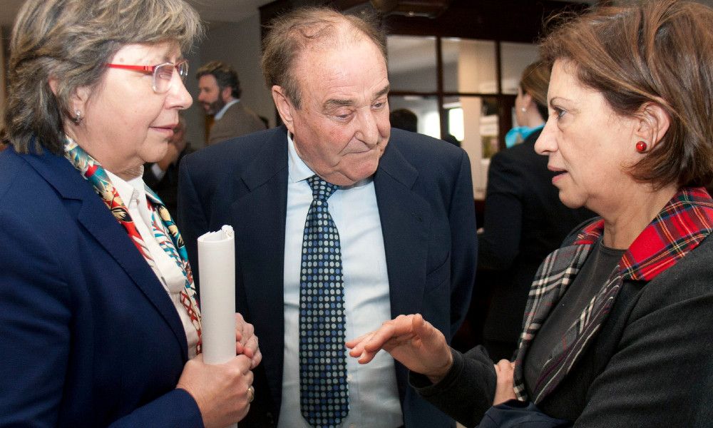 José Silveira, el dueño de Naviera Elcano, junto a la conselleira de Mar, Rosa Quintana (izquierda) y la exministra de Pesca, Elena Espinosa (derecha) / EFE