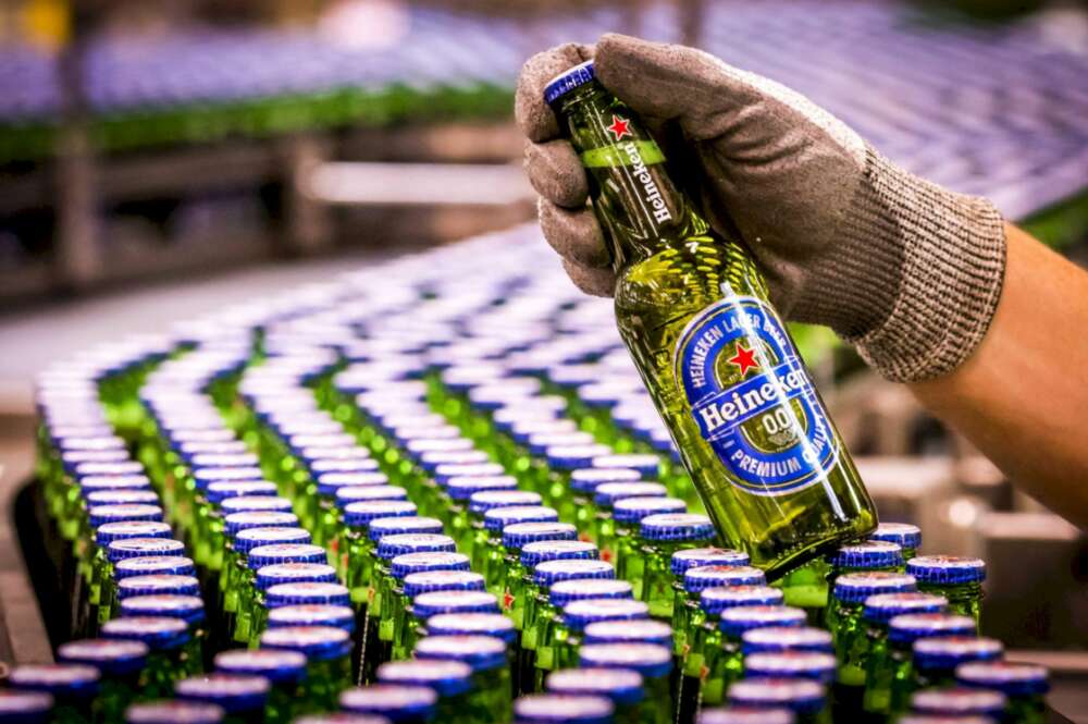 Varias botellas de cerveza Heineken en la fábrica de Den Bosch, Holanda. EFE/Lex Van Lieshout