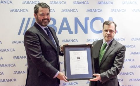  Luis Beraza de Diego, director xeral de negocio España de Abanca, y Ramón Palacios, gerente de excelencia, banca y servicios de Aenor, muestran la certificación en la sede de la entidad en A Coruña