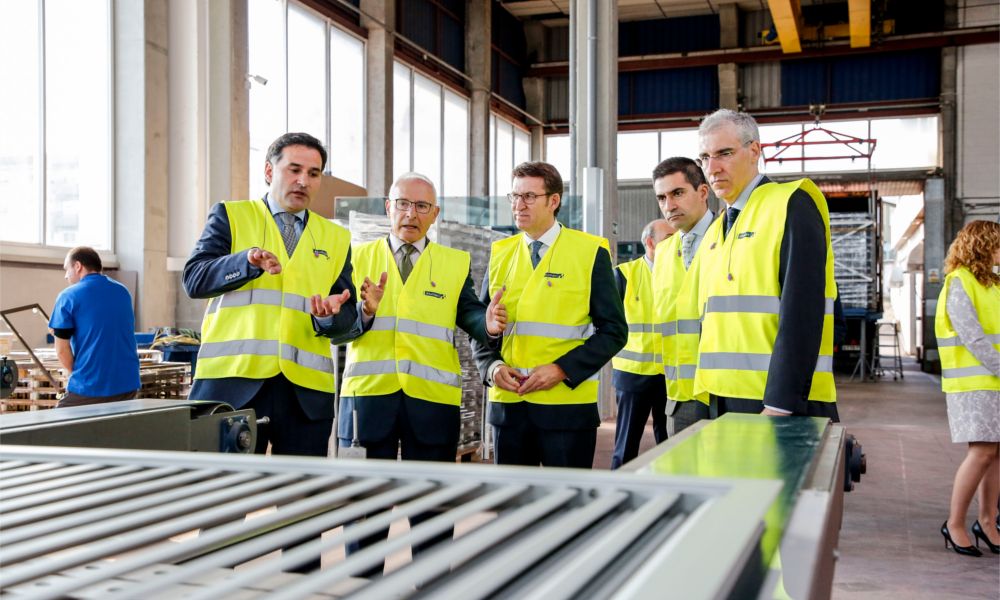 El presidente de la Xunta, Alberto Núñez Feijóo, y el vicepresidente económico, Francisco Conde, en una visita a las instalaciones de Alumán