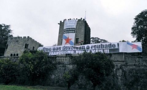 Militantes del BNG desplegaron varias pancartas en la fachada del Pazo de Meirás para exigir su devolución al pueblo