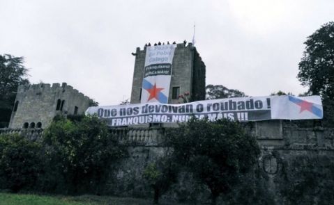 Militantes del BNG desplegaron varias pancartas en la fachada del Pazo de Meirás para exigir su devolución al pueblo