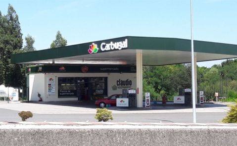 Estación de servicio de Carbugal en Cortiñán, frente a la sede de Gadisa