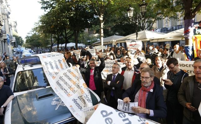 Concentración frente a la consejería de economía de la Generalitat como protesta por el registro por parte de la Guardia Civil. EFE