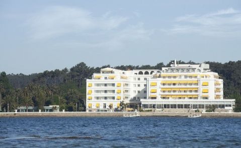 El Gran Hotel La Toja está gestionado por Hotusa y es propiedad del Popular. Rodríguez Cebrián y Dolores Ortega tienen una participación del 10%.