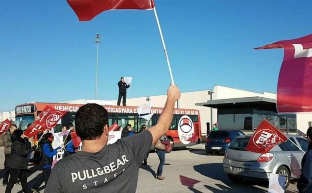 Trabajadores de Inditex protestan a las puertas de la plataforma logística de Meco, en Madrid