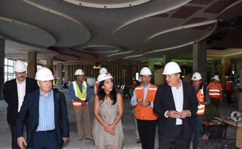 José González, presidente de Grupo Luckia, visita las obras del Arica City Center junto a la responsable de la Intendencia de Arica y Parinacota, Gladys Acuña 