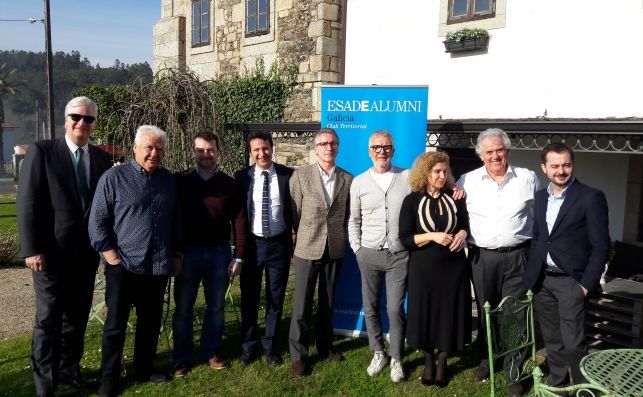 Carlos Saavedra (en el centro, de gris), en una reunión con ex alumnos de Esade en la Rectoral de Cines