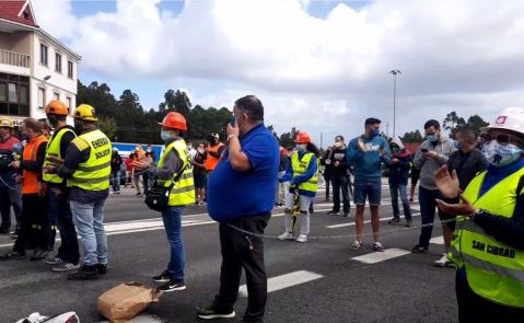 Los trabajadores de Alcoa se han encadenado para exigir la venta de la planta de aluminio de San CIbrao / Europa Press