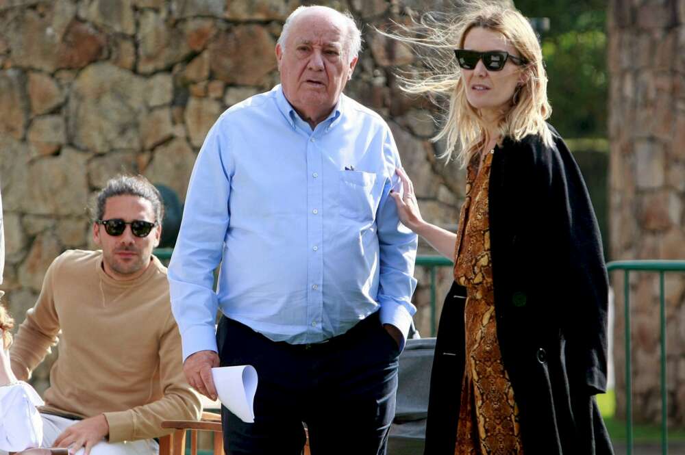 Amancio Ortega junto los protagonistas de la boda: su hija Marta y Carlos Torretta | EFE