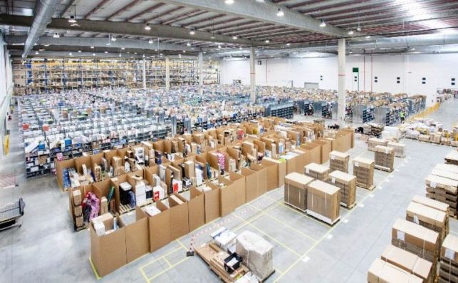 Vista interior de un almacén de Amazon
