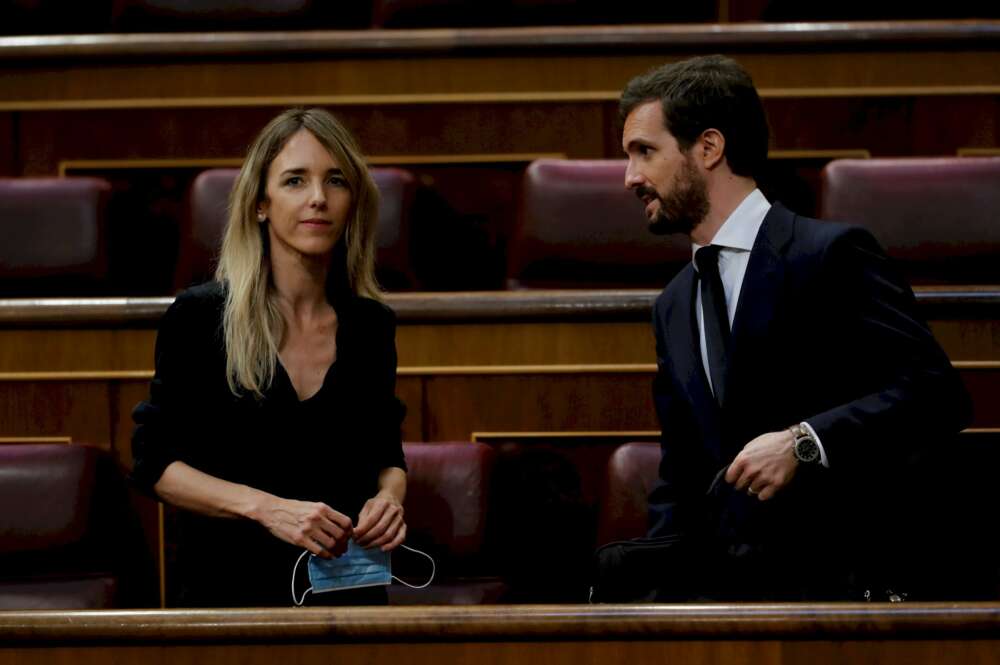 El líder del PP, Pablo Casado (d), y la exportavoz parlamentaria popular, Cayetana Álvarez de Toledo