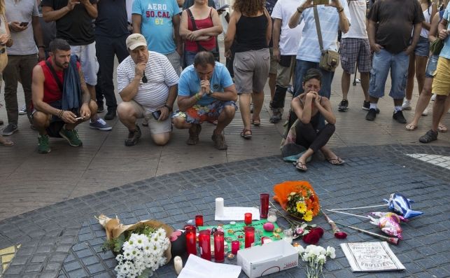 Homenaje improvisado en el mural de Miró en Las Ramblas de Barcelona. EFE