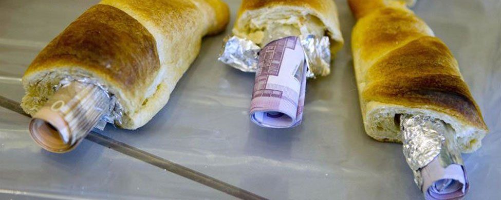 Cruasanes llenos de billetes y una pistola dentro de Micky Mouse
