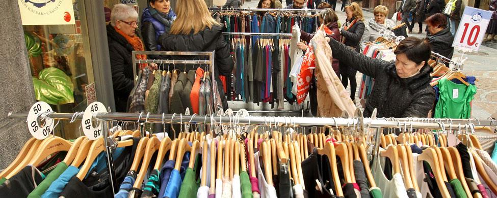 Clientes que aprovechan las rebajas de una tienda de barrio