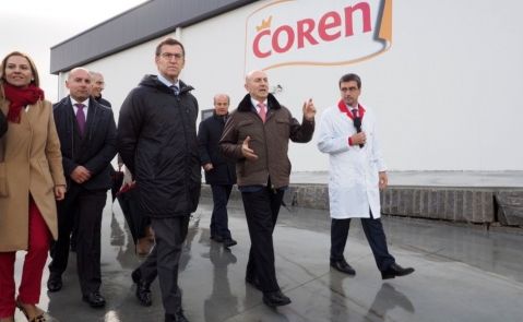 Manuel Gómez Franqueira, consejero delegado de Coren, junto a núñez Feijóo en una visita a las instalaciones de la empresa en Friol/Coren