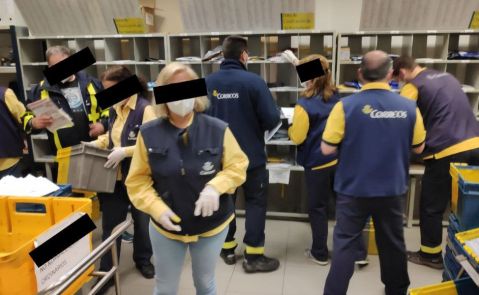 Imagen de una de las oficinas de Correos en Galicia, en donde no se estaría cumpliendo con los dos metros de distancia de seguridad