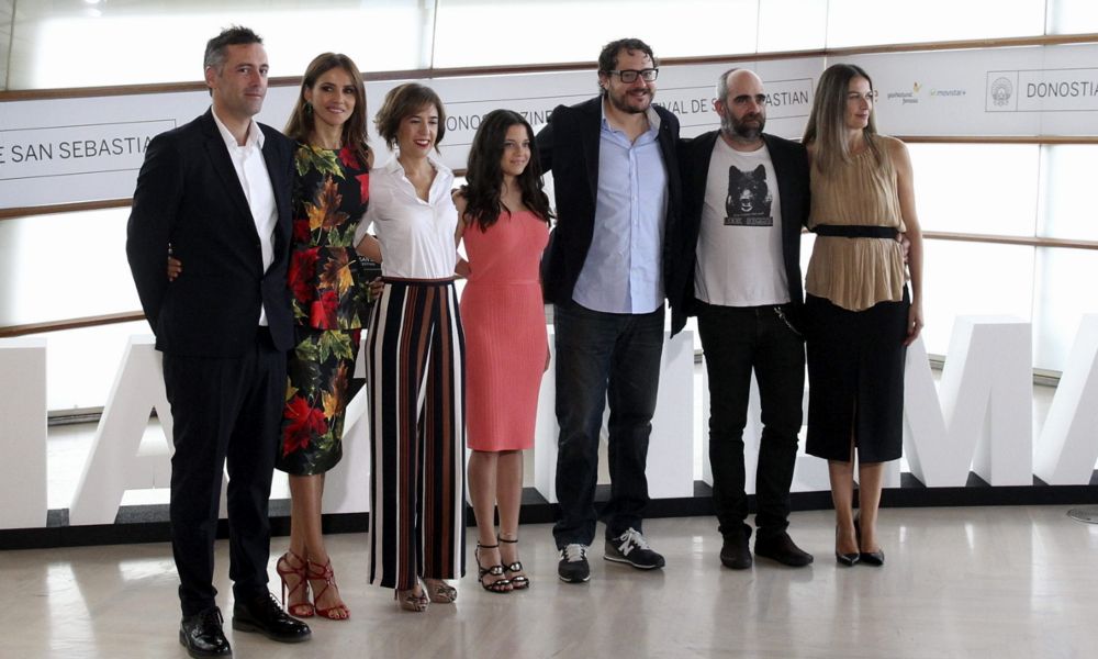 Directivos de la productora gallega Vaca Films junto al reparto de la película 'El Desconocido'