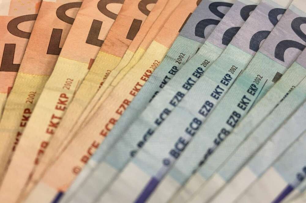 El 73,7% del patrimonio de los fondos de inversión está manejado por los bancos | En la imagen, billetes de 50 y 20 euros.
