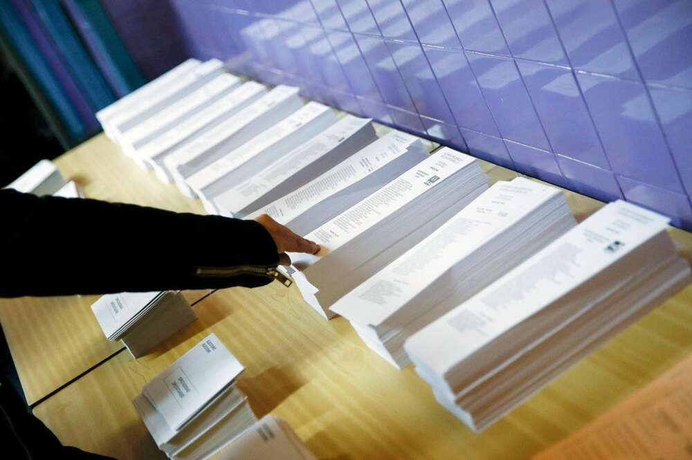 Imagen de archivo de un votante eligiendo papeleta . ALBERT GEA