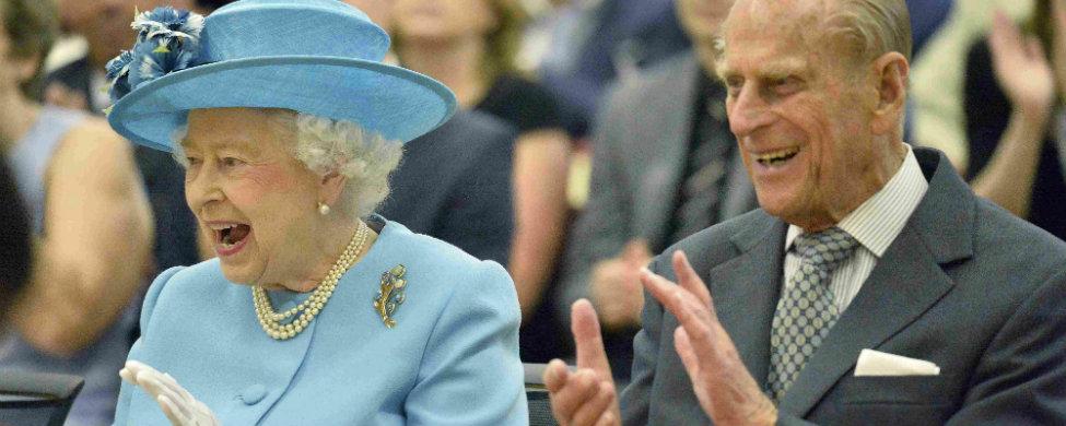 Un vídeo de la Reina Isabel II haciendo el saludo nazi indigna al Reino Unido