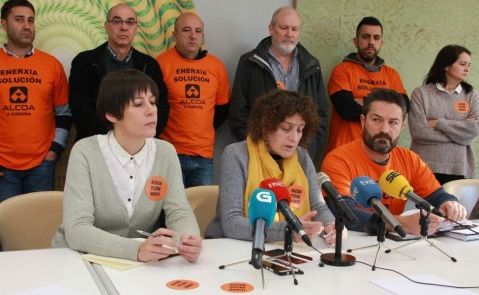 Ana Pontón, Goretti Sanmartín y Juan Carlos López Corbacho, presidente del comité de empresa de Alcoa en A Coruña / E.P.
