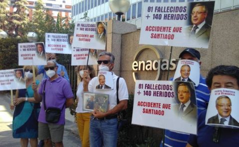 Protesta de la plataforma de víctimas de Angrois contra el nombramiento de José Blanco como consejero de Enagás / E.P.