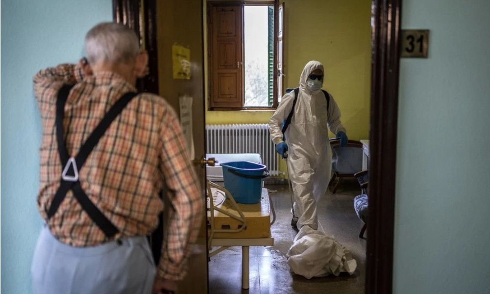 Un anciano contempla en una residencia la actuación del personal sanitario / Médicos Sin Fronteras