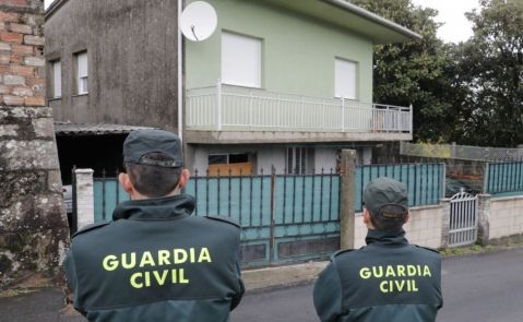 Agentes de la Guardia Civil delante de la vivienda de los detenidos por la desaparición de Diana Quer | EFE