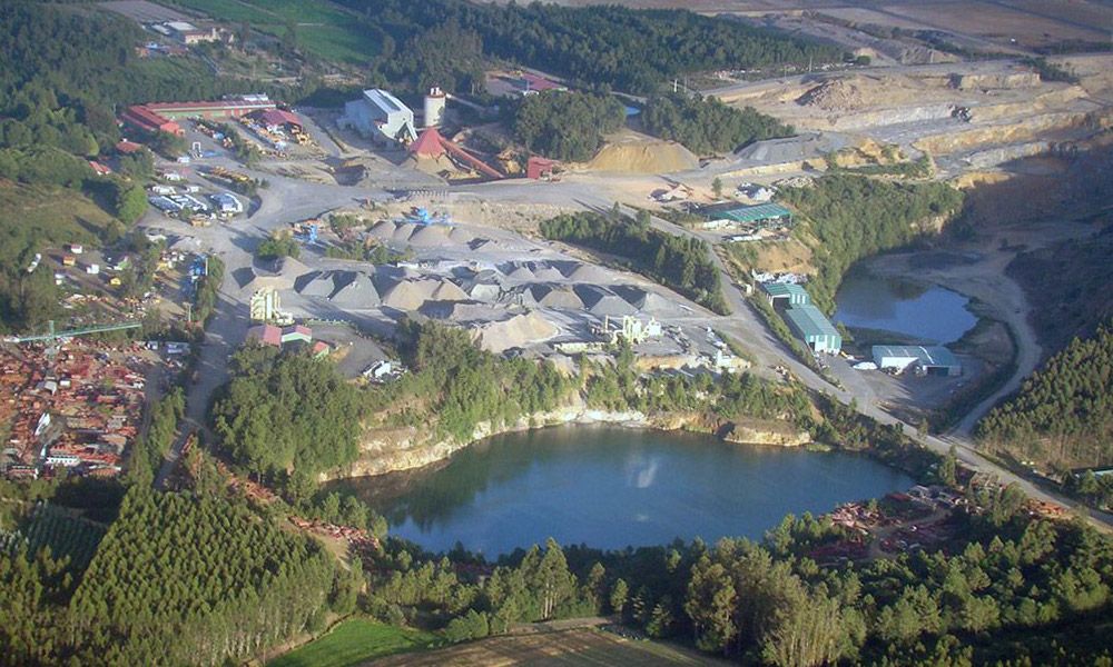 Imagen aérea de las instalaciones en el yacimiento minero de Touro-O Pino