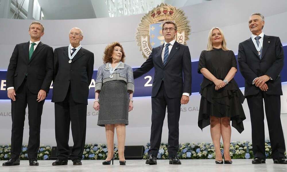 Isabel Castelo, al lado de Feijóo, en la entrega de las Medallas de Galicia 2017. EFE