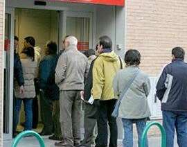 Los parados haciendo cola en la oficina de empleo