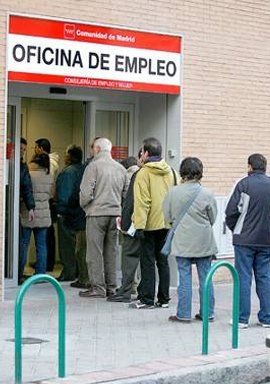 Los parados haciendo cola en la oficina de empleo