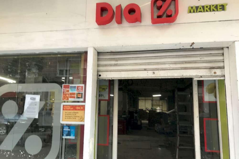 En la imagen, una tienda de los supermercados DIA en plena reforma