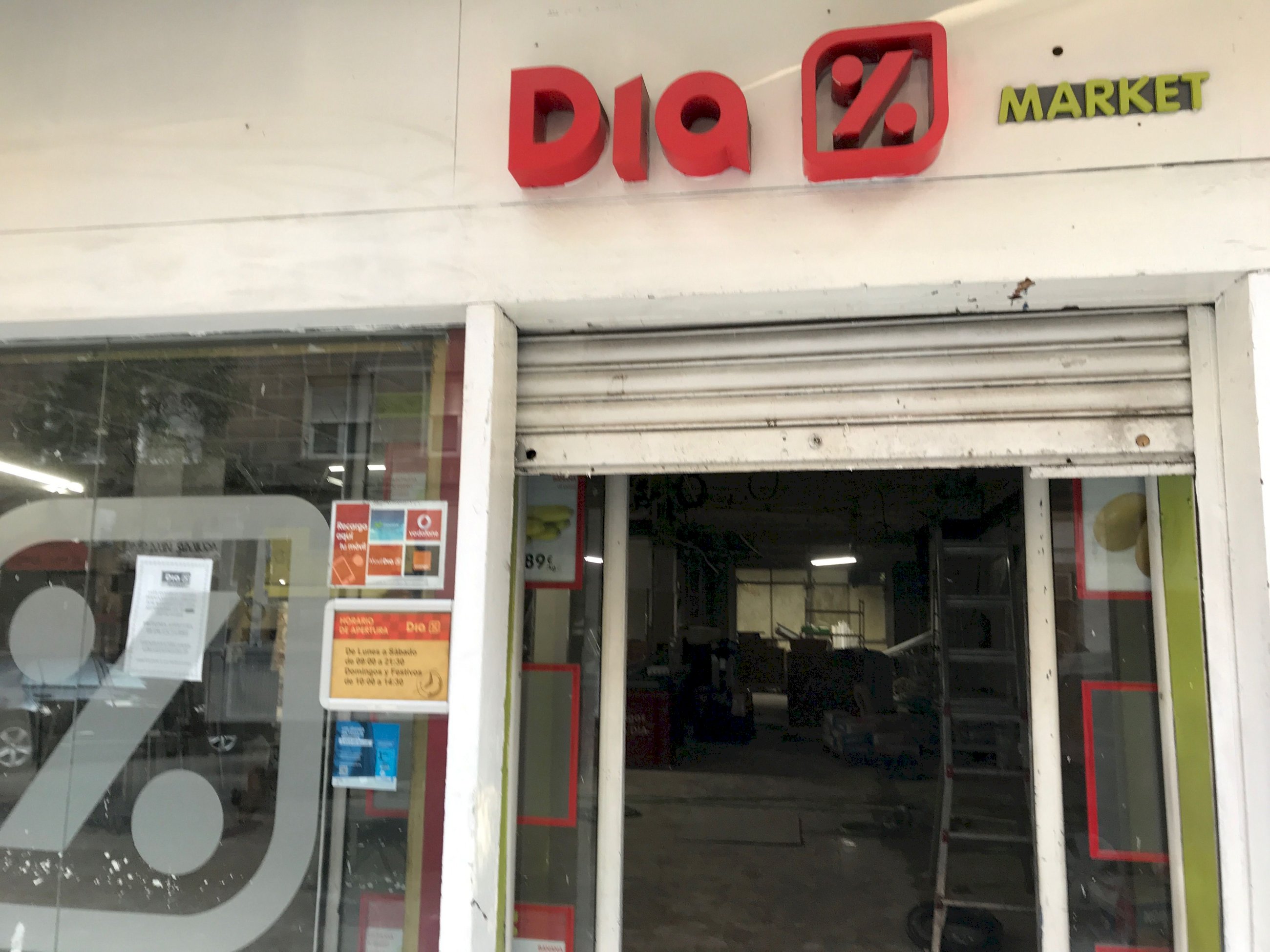 En la imagen, una tienda de los supermercados DIA en plena reforma
