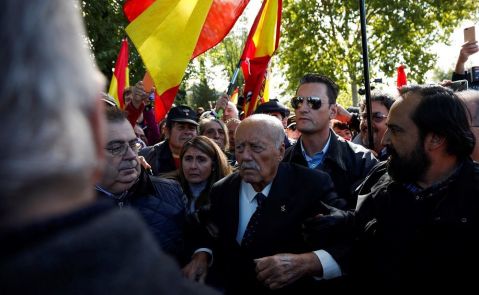 Tejero, entre los manifestantes contra la exhumación en Mingorrubio. EFE.