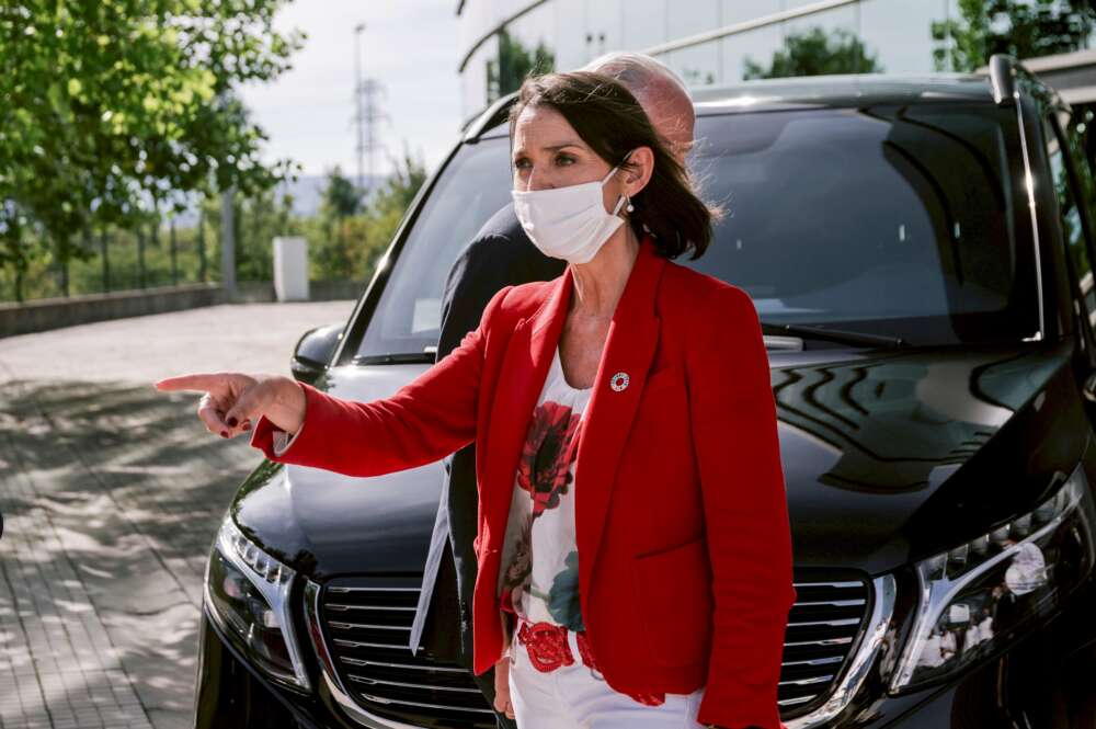 La ministra de Industria Comercio y Turismo, Reyes Maroto, durante una visita a la planta de Mercedes Benz. Foto: Efe/Jon Rodriguez Bilbao