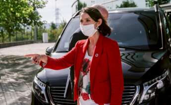 La ministra de Industria Comercio y Turismo, Reyes Maroto, durante una visita a la planta de Mercedes Benz. Foto: Efe/Jon Rodriguez Bilbao