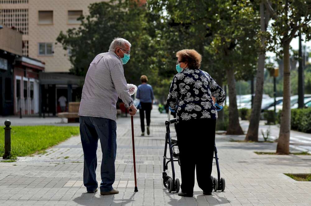 La gente mayor es la más afectada por las muertes por coronavirus, con muchas víctimas en las residencias / EFE