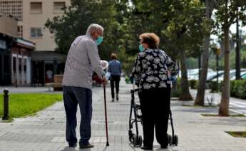 La gente mayor es la más afectada por las muertes por coronavirus, con muchas víctimas en las residencias / EFE