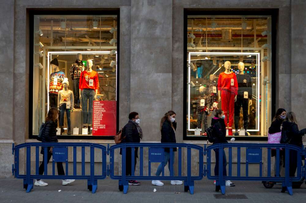 Una tienda de Zara durante las primeras compras navideñas / EFE