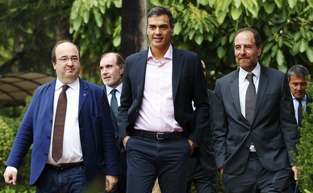 De izquierda a derecha: Miquel Iceta, Pedro Sánchez y Enric Hernández (cuando era director de 'El Periódico de Catalunya') a su llegada a un evento en Barcelona en septiembre de 2017 | EFE/AG/Archivo